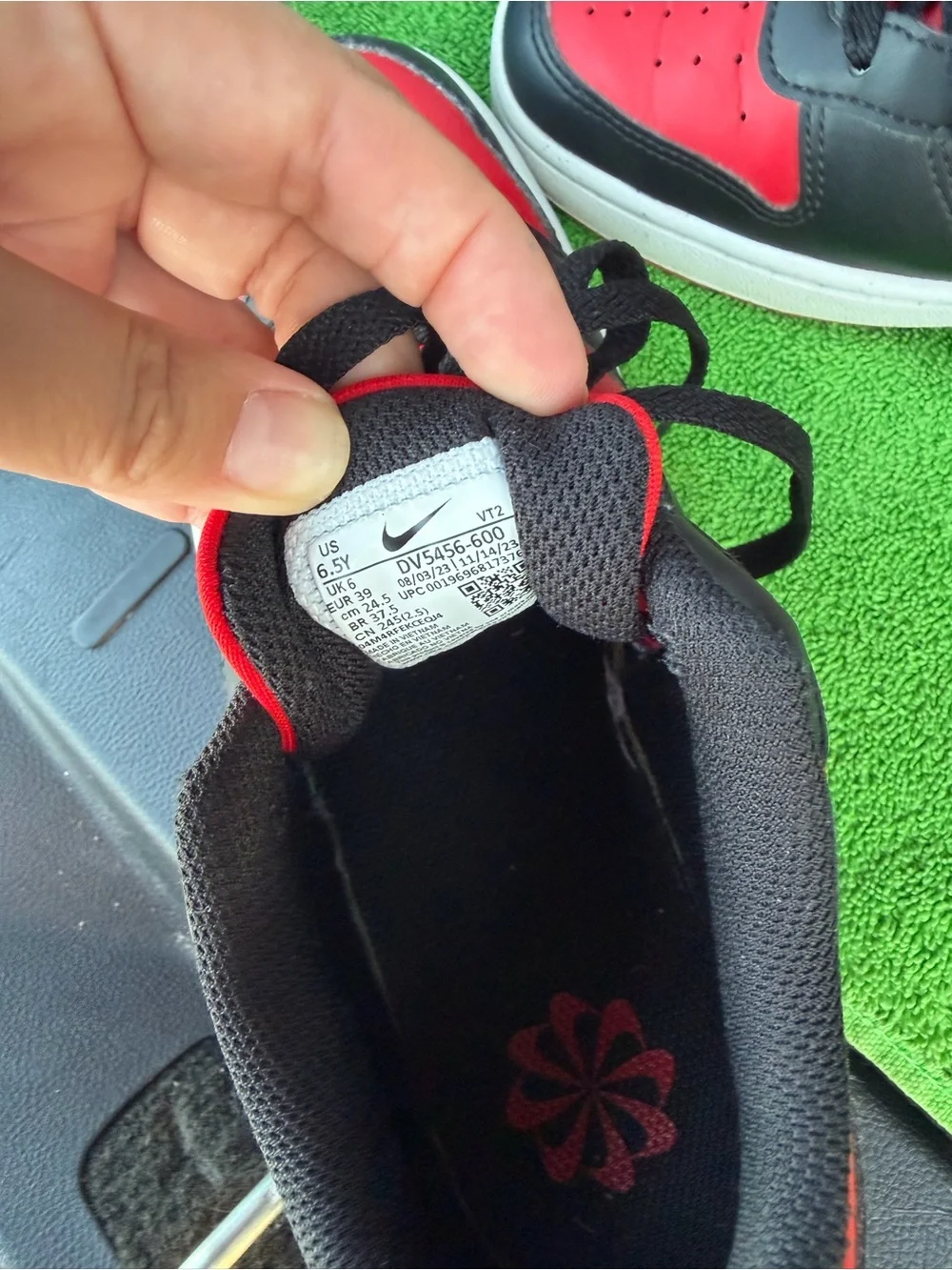 Nike Kids Black and Red Low-Top Sneakers